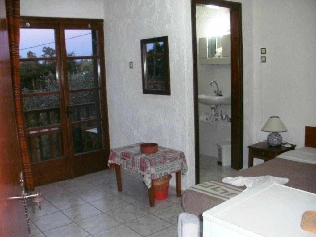 A bed or beds in a room at Summer Lodge