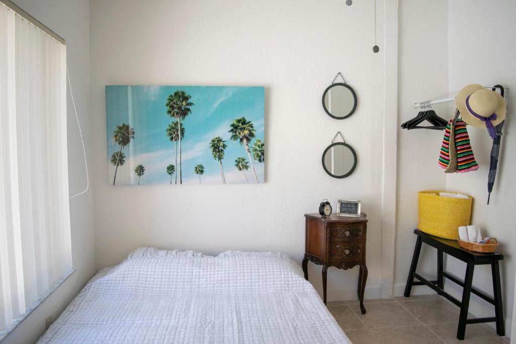 - une chambre avec un lit et une photo de palmiers dans l'établissement Relax and Unwind in Little Havana - 2K, à Miami