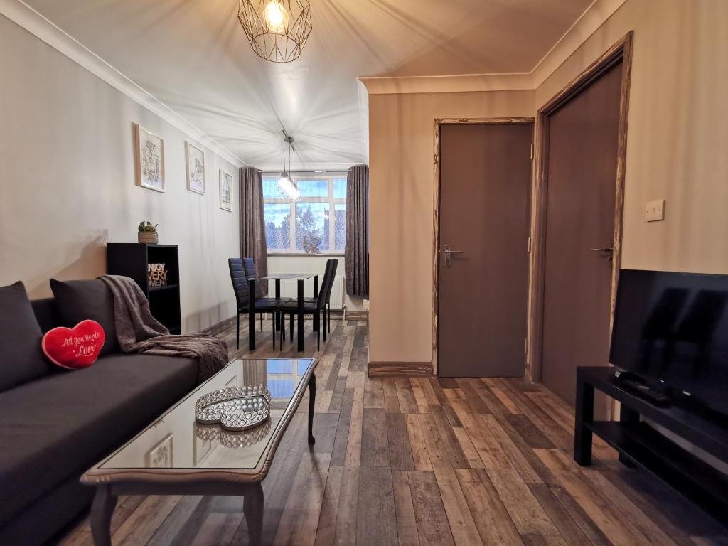 uma sala de estar com um sofá e uma mesa em Palaz 2 - 2 Bedroom Flat em Edmonton