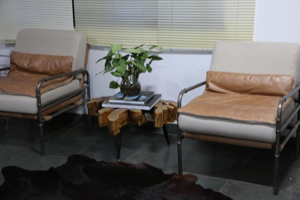 Ein Sitzbereich in der Unterkunft Casa com Quarto Simples a 4 KM do aeroporto de São José dos Pinhais