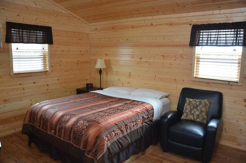 Ένα ή περισσότερα κρεβάτια σε δωμάτιο στο Roosevelt Inn & Suites
