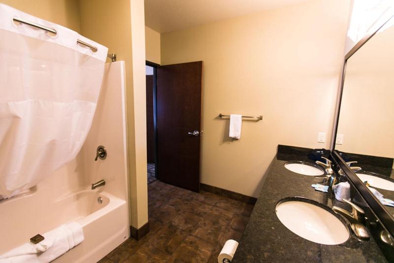 Roosevelt Inn & Suites - Deluxe Kingsuite