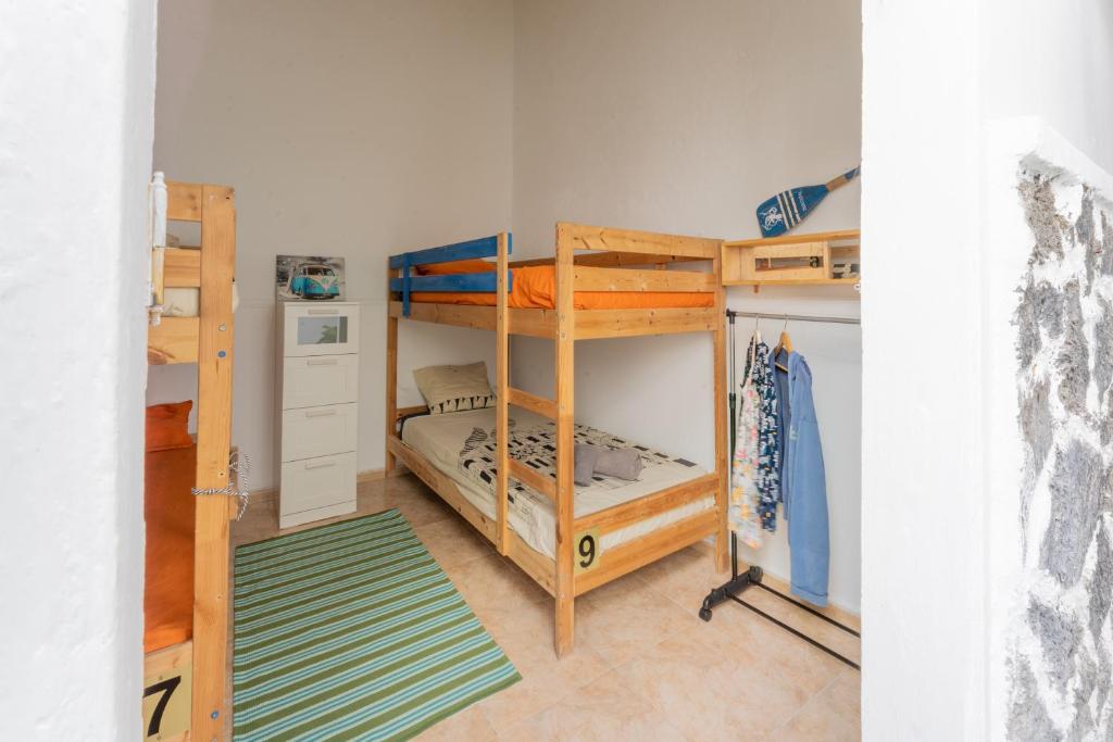 La Casita de Arrecife emeletes ágyai egy szobában