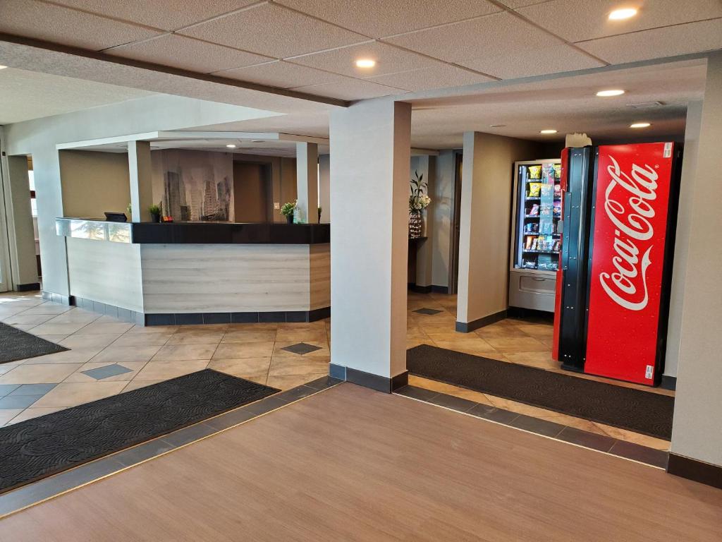 Super 8 by Wyndham Macleod Trail Calgary - Resim 21