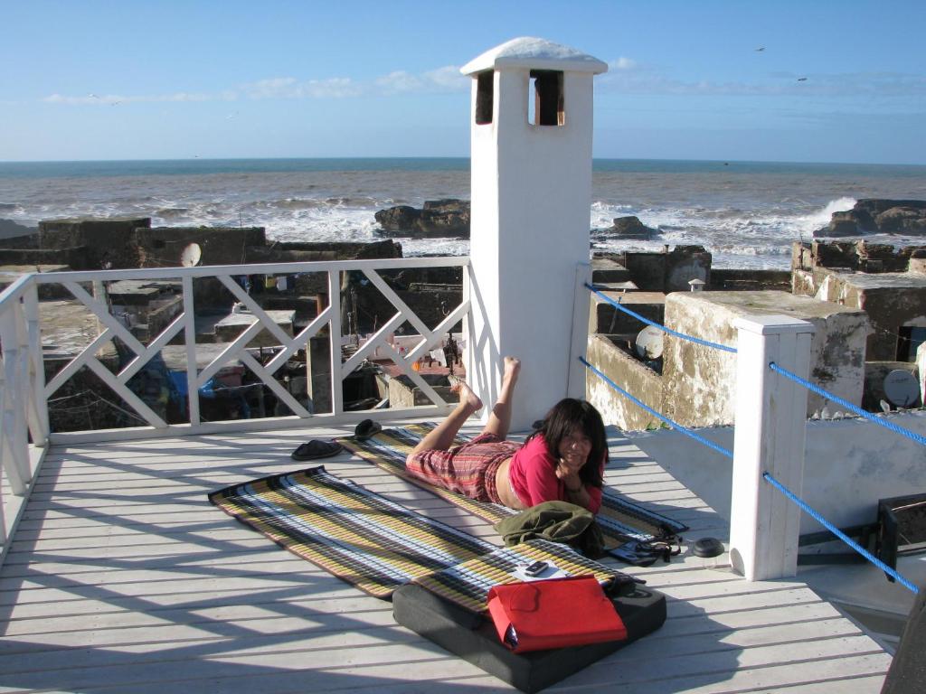 Daranur في الصويرة: فتاة صغيرة مستلقية على حصيرة على الشاطئ