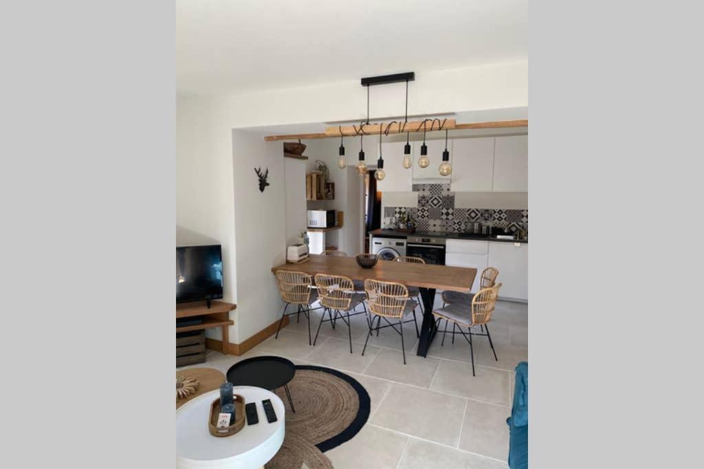 a kitchen and dining room with a table and chairs at Bel appartement 8 personnes à Saint Chaffrey in Saint-Chaffrey