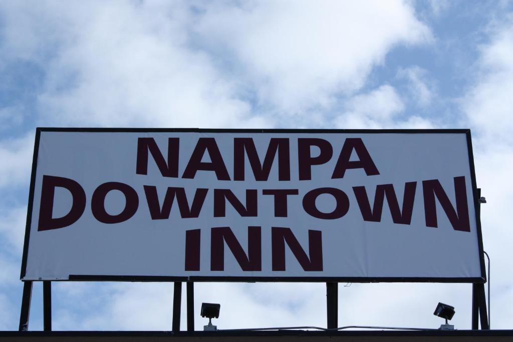 a sign that reads kamagraownownimimimumimumimumimumimum at Nampa Downtown Inn in Nampa