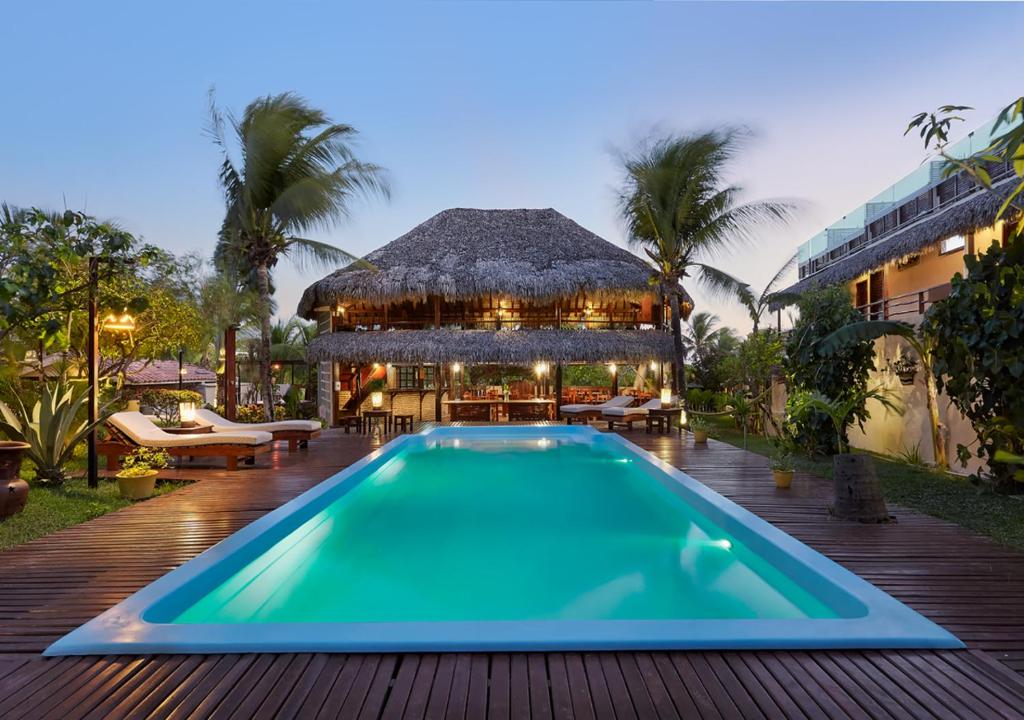 una piscina frente a un edificio en Samba do Kite Pousada, en Jericoacoara