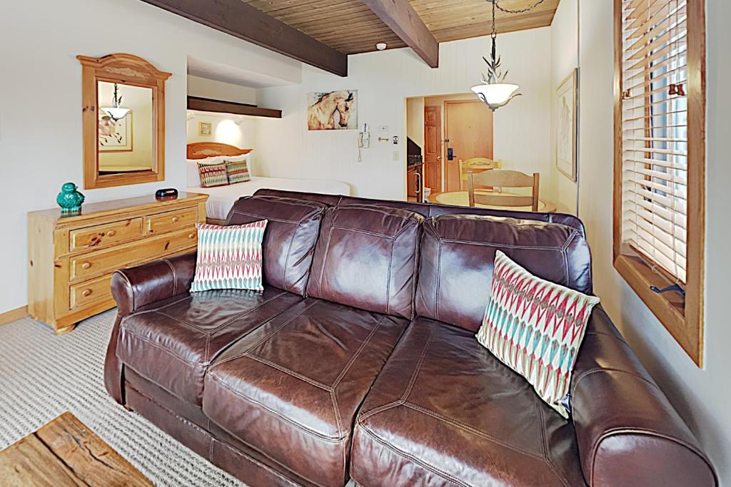 un divano in pelle marrone in soggiorno di Timberline Condominiums Studio Standard Unit 118 a Snowmass Village