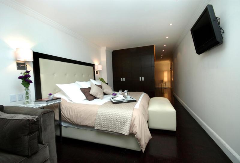 En eller flere senge i et værelse på SUITES LONDRES 212