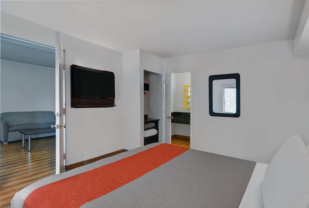 Motel 6-Cutler Bay, FL - Suite