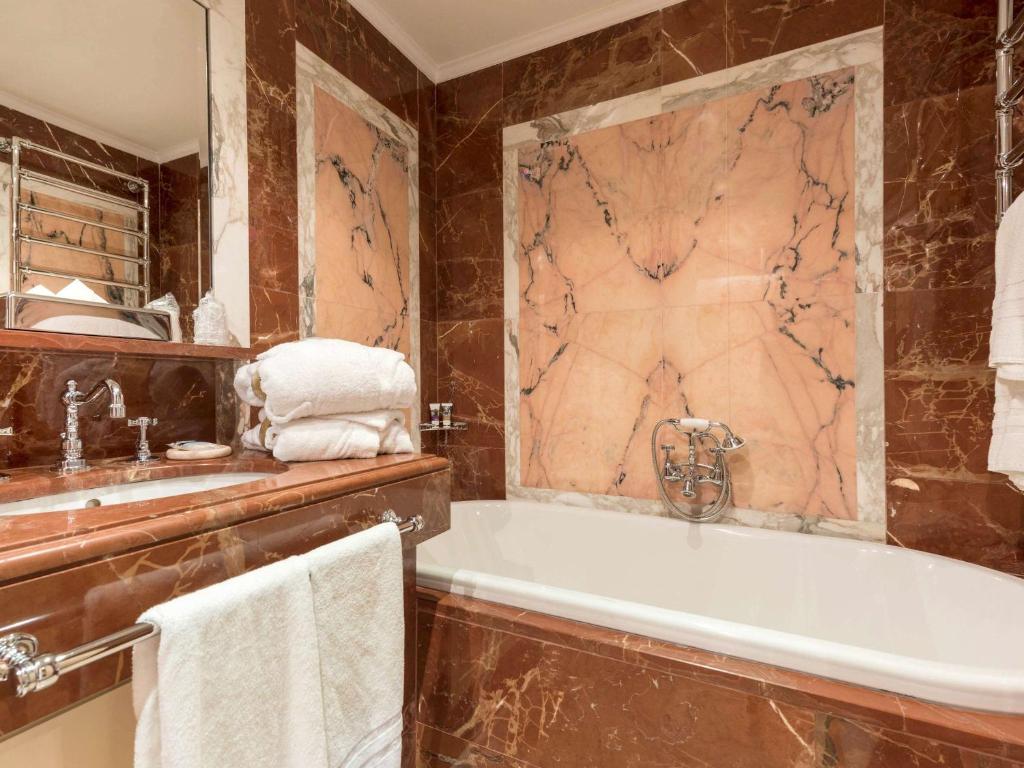 Koupelna v ubytování Mercure Petriolo Siena Terme Spa Hotel