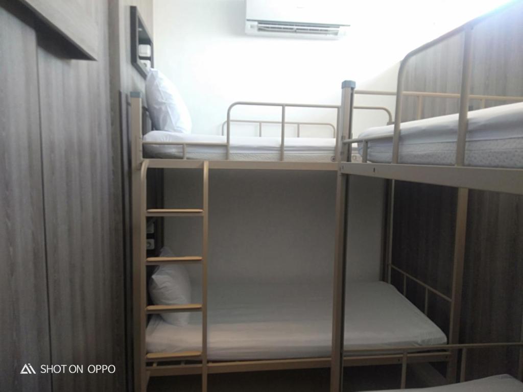 Letto o letti a castello in una camera di The Cabin Tanjung Yogyakarta