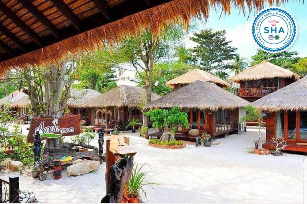 ein Resort mit strohgedeckten Hütten im Innenhof in der Unterkunft Anda Lipe Resort in Ko Lipe
