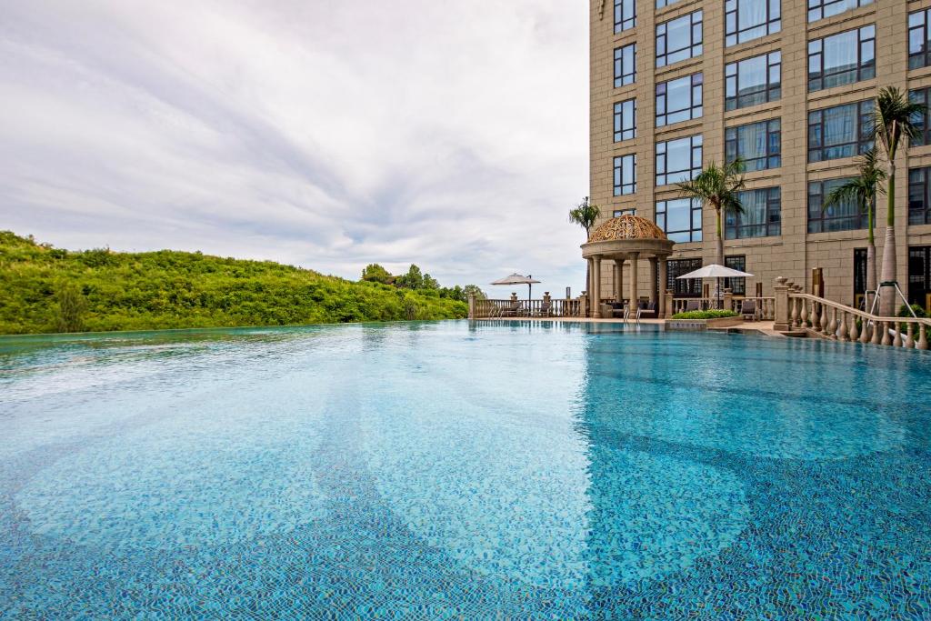 Bazén v ubytování Jin Bei Palace Hotel nebo v jeho okolí