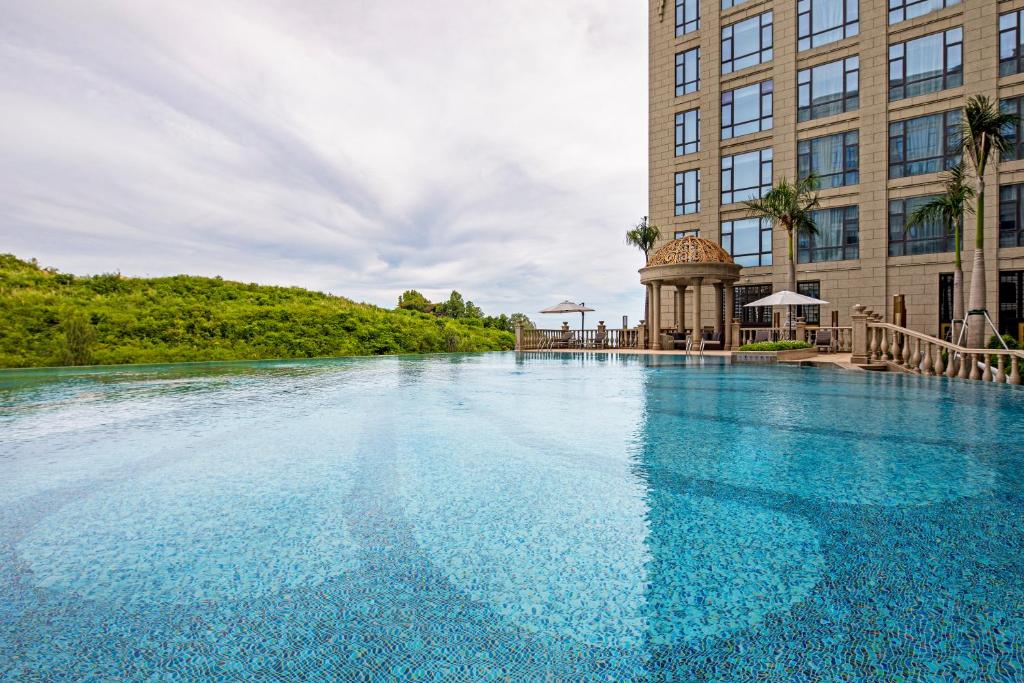 a large swimming pool in front of a building at Jin Bei Palace Hotel in Sihanoukville