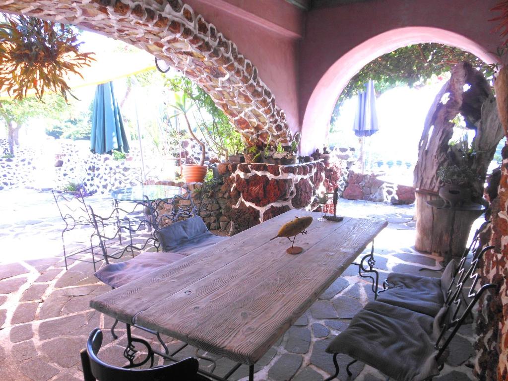 un uccello seduto su un tavolo di legno in un patio di J-Garden a Ito
