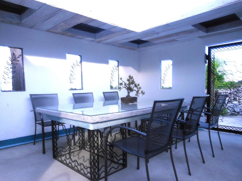 una sala da pranzo con tavolo e sedie di J-Garden a Ito