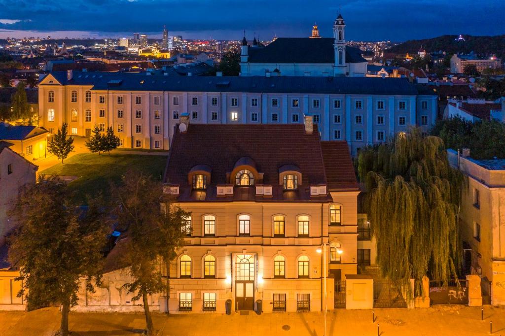 un edificio con luces encendidas en una ciudad por la noche en Moon Garden, en Vilna