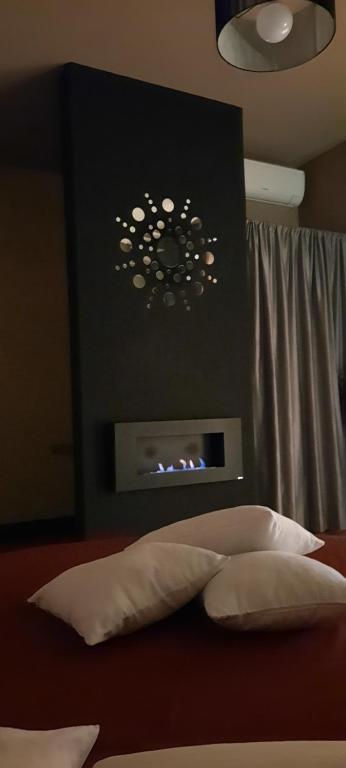 1 dormitorio con pared negra y chimenea en karma, en Montecorvino Rovella