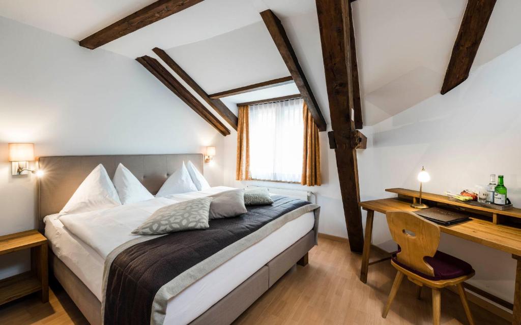 Postel nebo postele na pokoji v ubytování Hotel Stern Chur