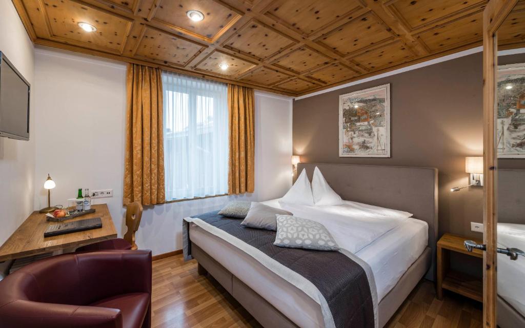 Postel nebo postele na pokoji v ubytování Hotel Stern Chur
