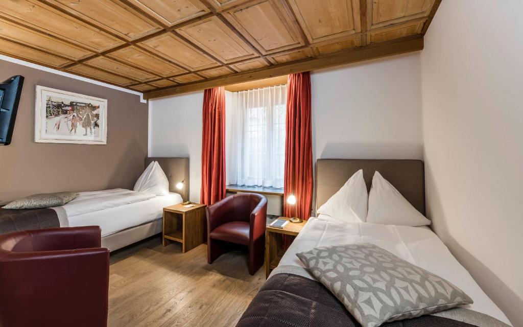 Postel nebo postele na pokoji v ubytování Hotel Stern Chur