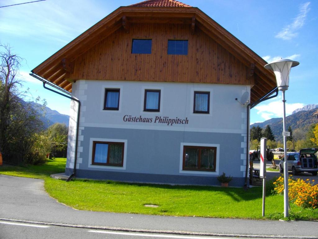 un gran edificio blanco con techo de madera en Haus Philippitsch, en Rattendorf