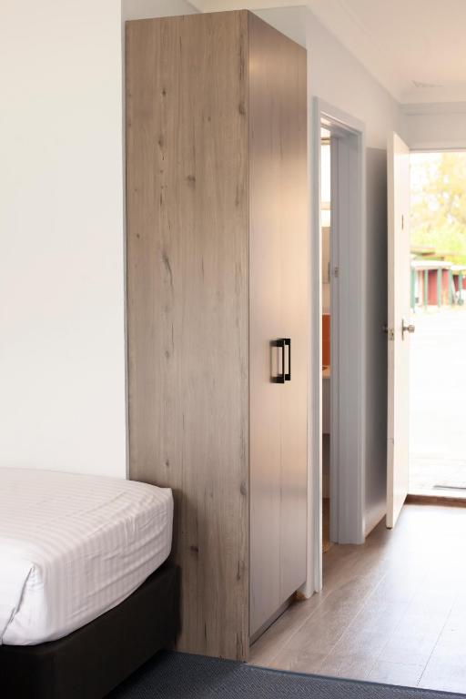 Postel nebo postele na pokoji v ubytování Manjimup Motor Inn