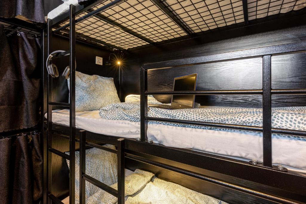 Postel nebo postele na pokoji v ubytování Bee Hostel