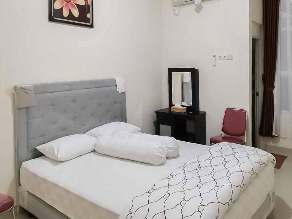 Voodi või voodid majutusasutuse Wisma Talenta Mitra RedDoorz toas