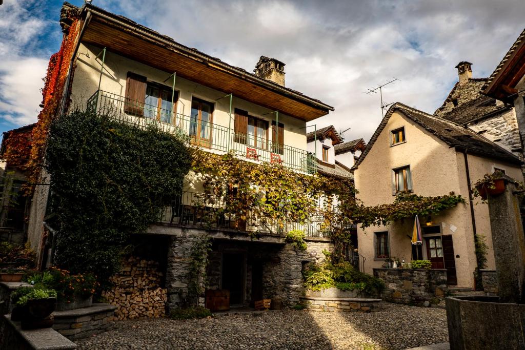 an old building with a balcony on the side of it at Casa Tomà in Masera