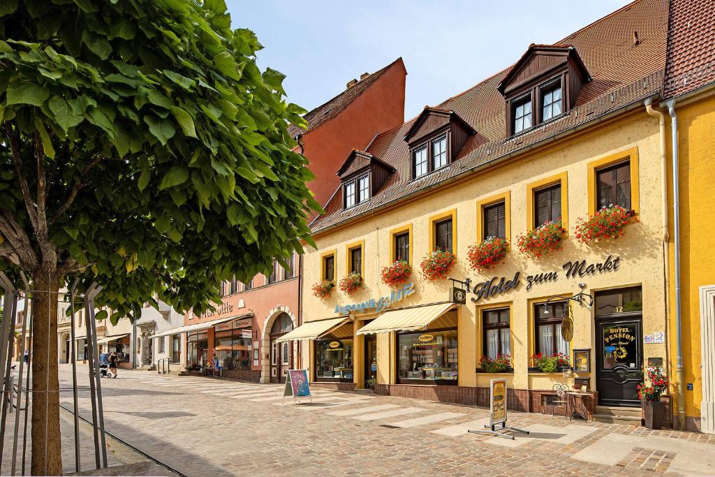 una calle vacía en una ciudad con edificios en Hotel-Pension zum Markt, en Torgau