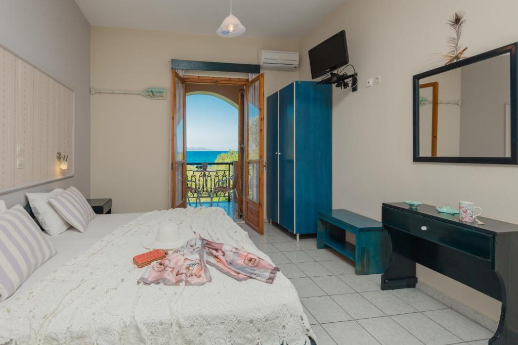 Postel nebo postele na pokoji v ubytování Kavos Psarou Studios & Apartments