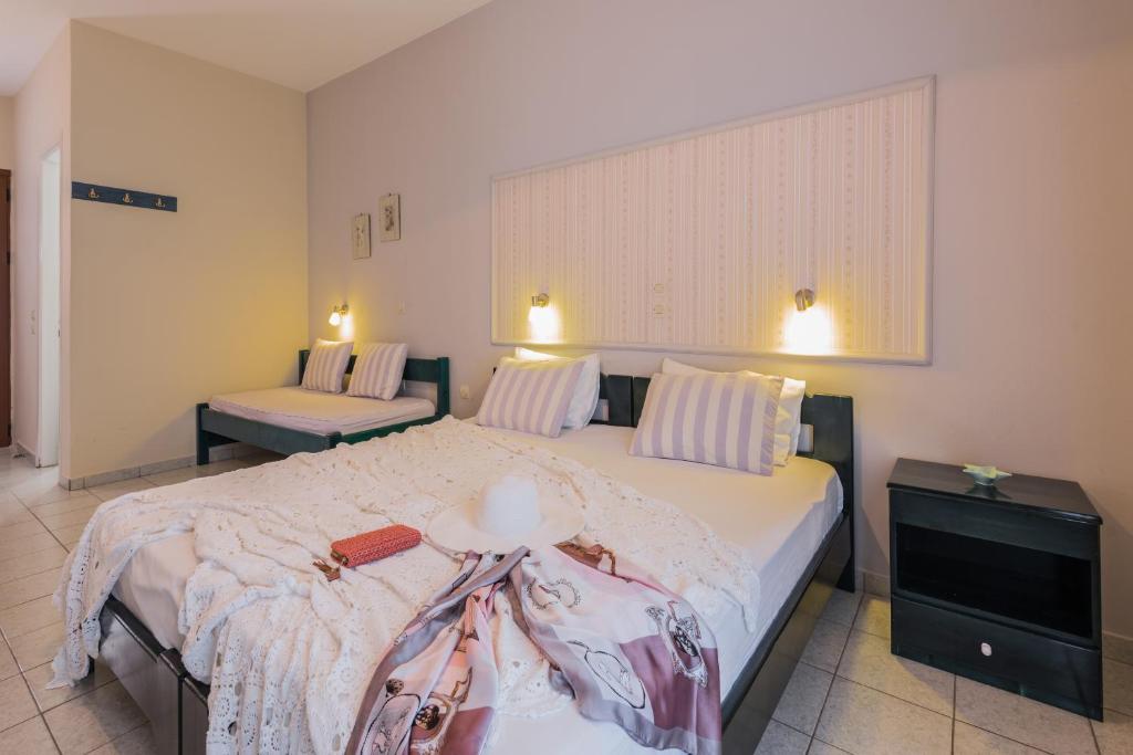 Postel nebo postele na pokoji v ubytování Kavos Psarou Studios & Apartments