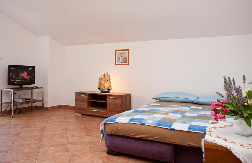 Łóżko lub łóżka w pokoju w obiekcie Apartments Mato