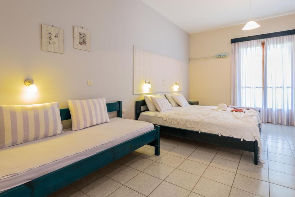 Postel nebo postele na pokoji v ubytování Kavos Psarou Studios & Apartments