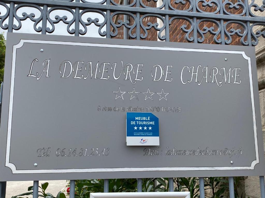 ein Schild vor einem Metallzaun in der Unterkunft La Demeure De Charme in Troyes