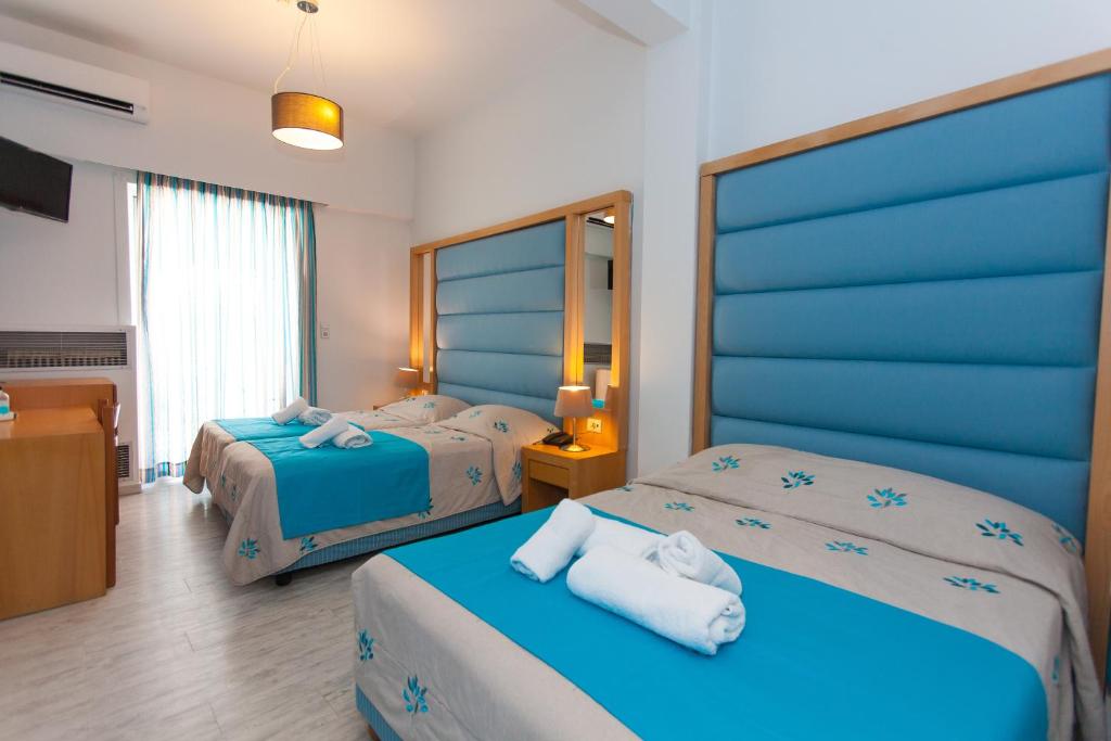 Postel nebo postele na pokoji v ubytování Frini Hotel