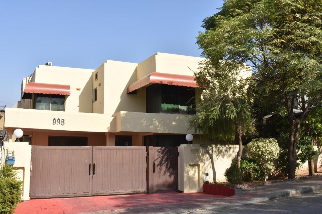 una casa con una valla delante de ella en Safari Club 2 Bahria Town, en Rawalpindi