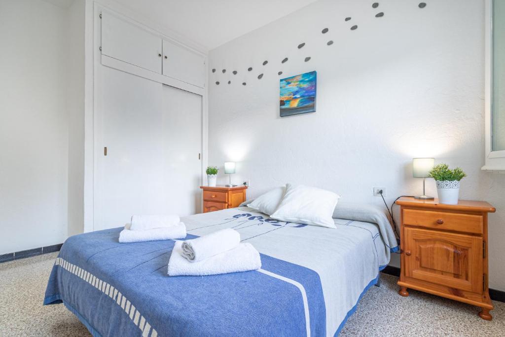 Posteľ alebo postele v izbe v ubytovaní Apartaments Falcó