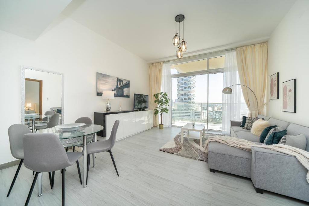 Гостиная зона в HiGuests - Chic Apartment in JVC with Panoramic City Views