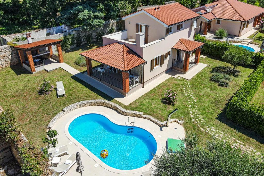 vista aerea di una casa con piscina di Exclusive Apartments Kolumbera With Private Pools a Kolumbera