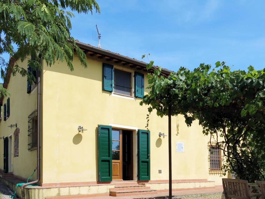 een huis met groene luiken en een boom bij Holiday Home L'Uccelliera by Interhome in Il Prato