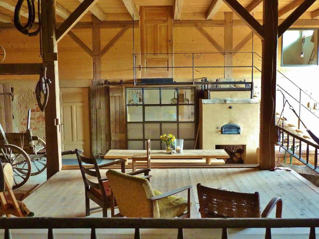 ein großes Holzzimmer mit einem Tisch und Stühlen in der Unterkunft Quartier Rottewitz in Meißen