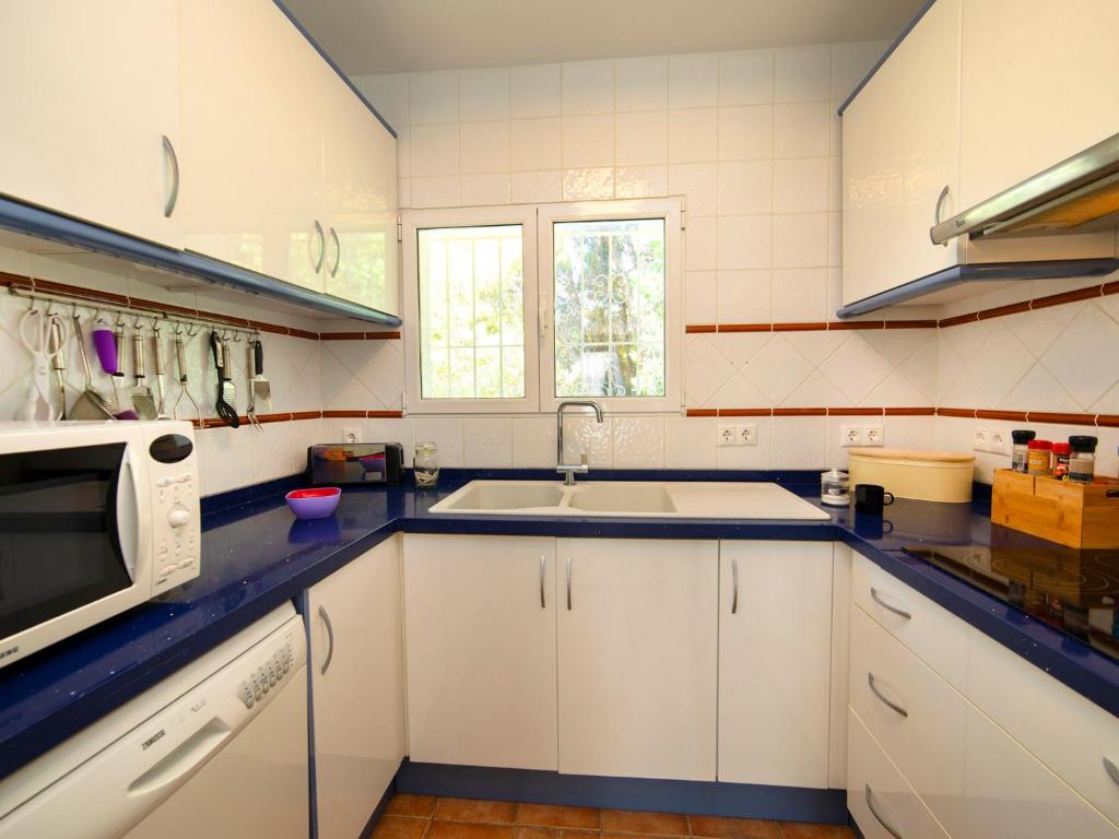 Kuchyň nebo kuchyňský kout v ubytování Holiday Home Alexia by Interhome