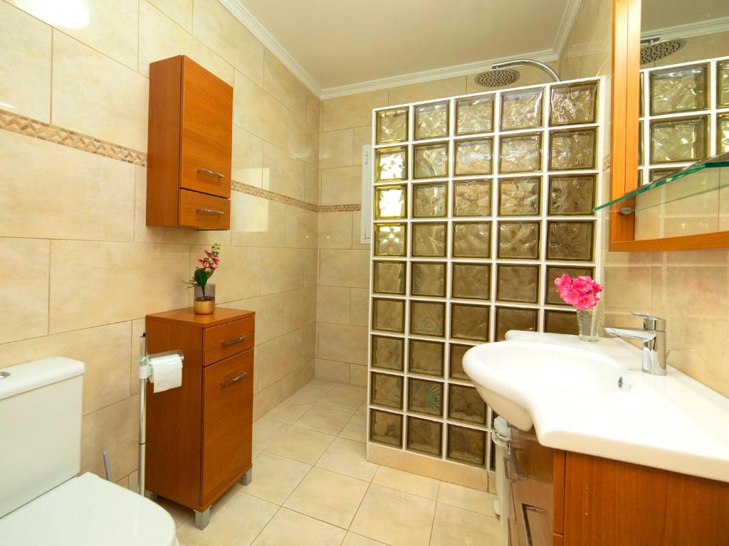 Koupelna v ubytování Holiday Home Alexia by Interhome