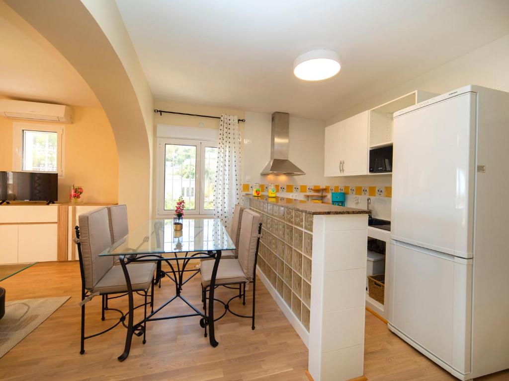 Kuchyň nebo kuchyňský kout v ubytování Holiday Home Alexia by Interhome