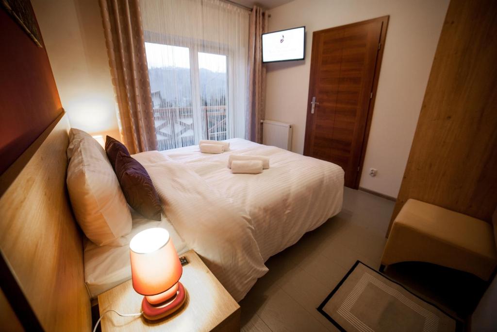 Posteľ alebo postele v izbe v ubytovaní Rezydencja Pod Ochorowiczówką B&B