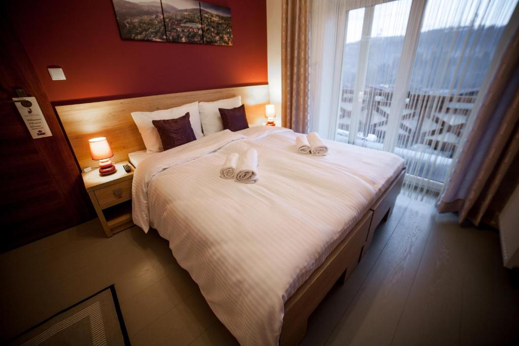 Posteľ alebo postele v izbe v ubytovaní Rezydencja Pod Ochorowiczówką B&B